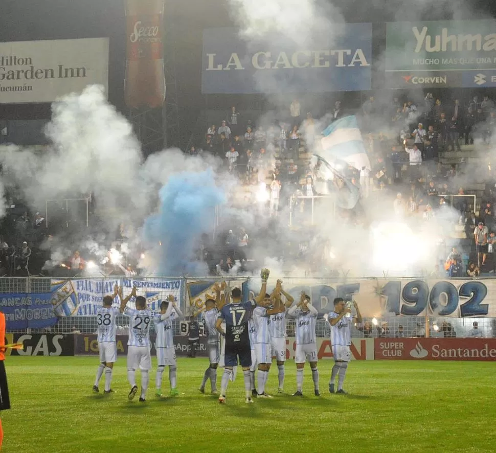 SE VAN A EXTRAÑAR. Los jugadores saludan a los hinchas “decanos” que volvieron a estar presentes en el Monumental. la gaceta / foto de hector peralta