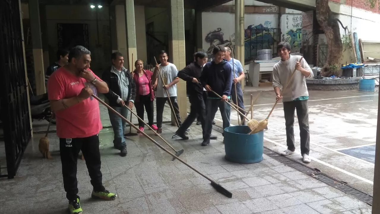 A causa de los alacranes, limpian la escuela Normal y las clases se reanudarán mañana