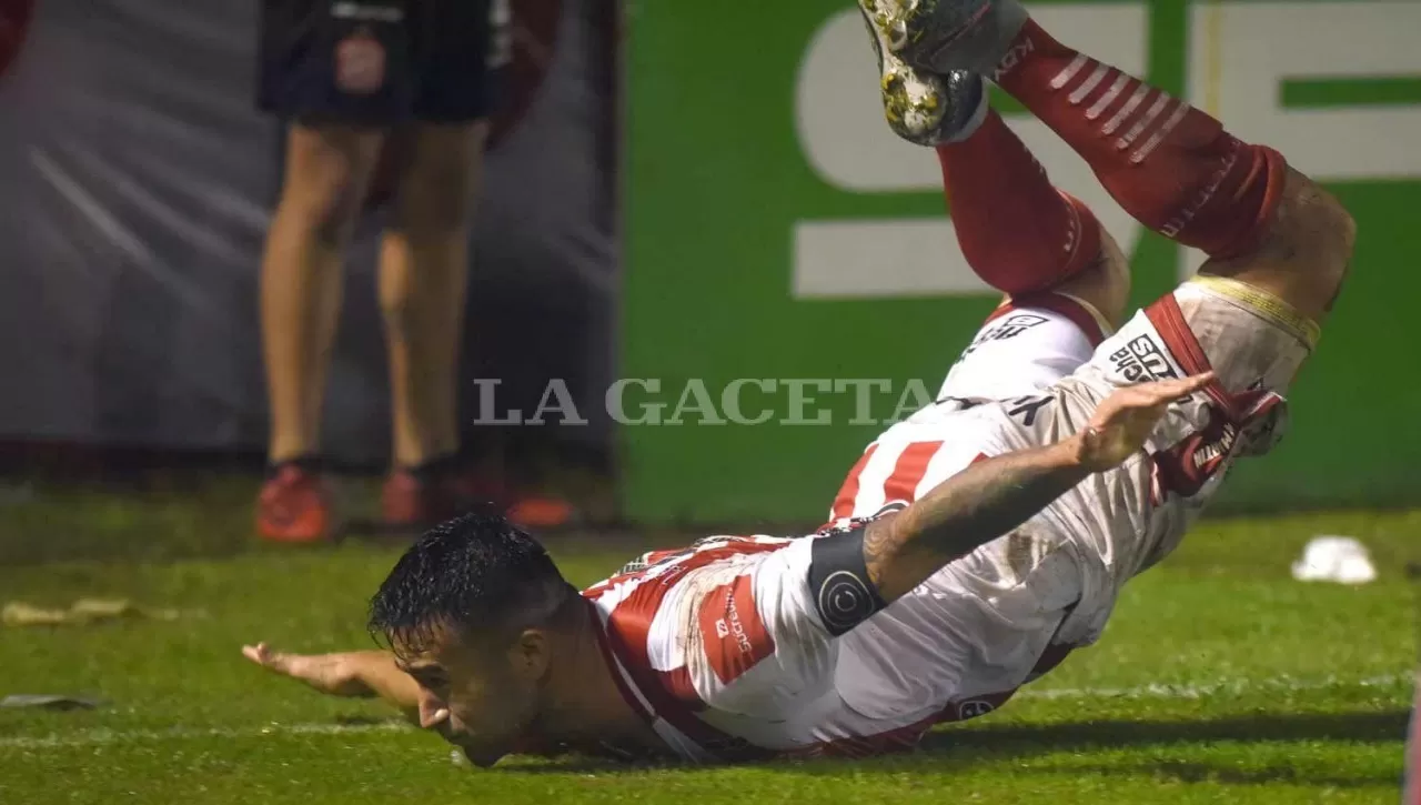 CLAUDIO BIELER. El centro delantero festeja el segundo gol del Santo. LA GACETA / DIEGO ARÁOZ