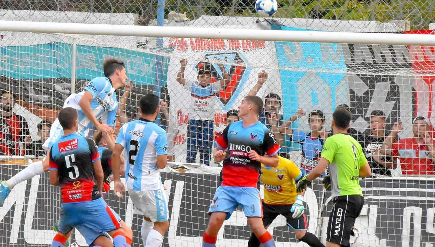 ¿FUE FALTA? Mauro Albertengo se elevó por encima del defensor de Brown y el réferi le cobró falta en ataque. FOTO DE ARIEL HEIDEGGEN (@AFHEIDEGGEN) 