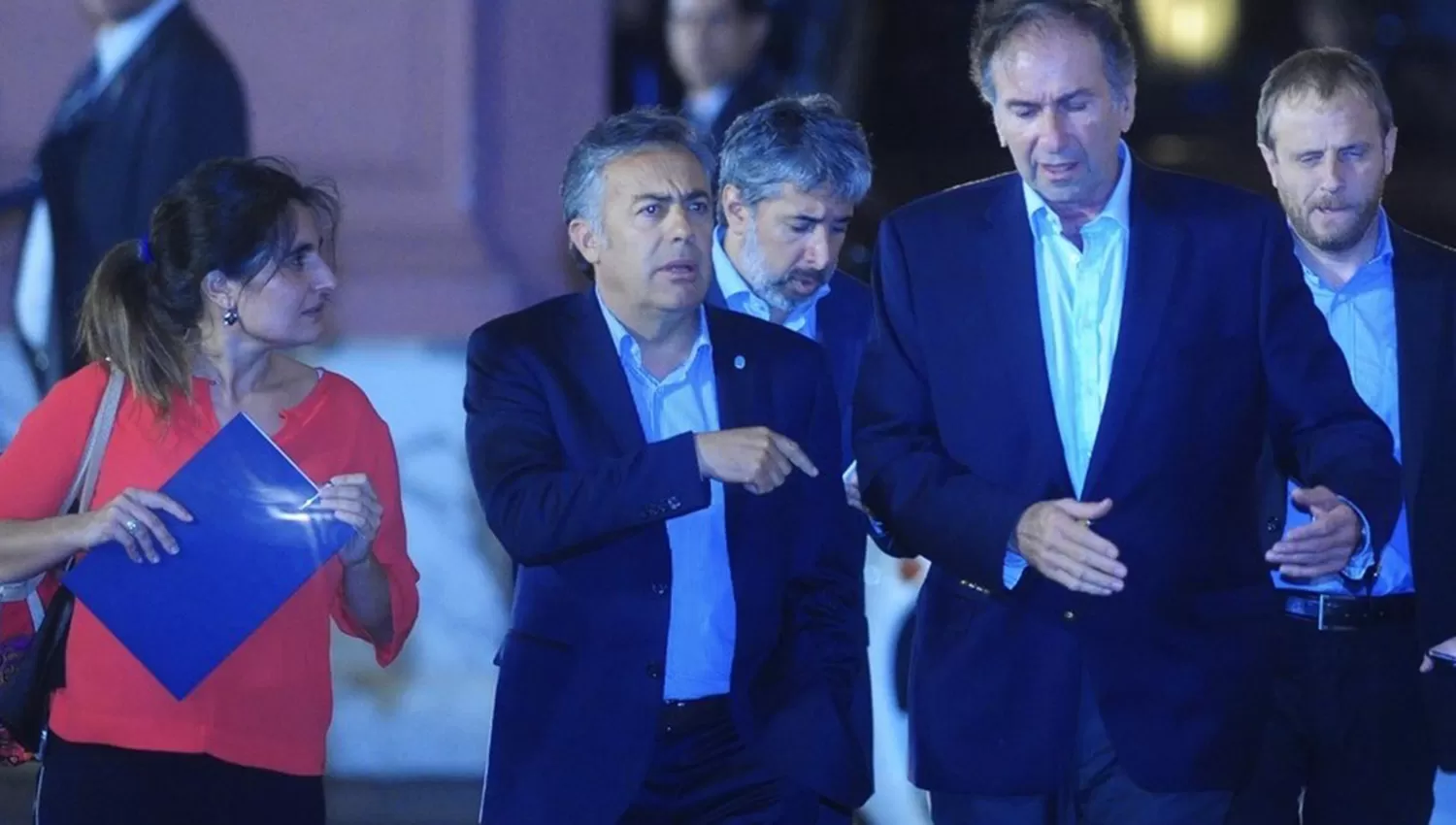 Alfredo Cornejo (en el centro la imagen), tras participar de la reunión de la mesa nacional de Cambiemos. FOTO TOMADA DE CLARIN.COM