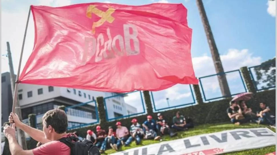 ACAMPADA. Unas 1.000 personas permanecen instaladas frente al lugar de detención del ex mandatario.  credito