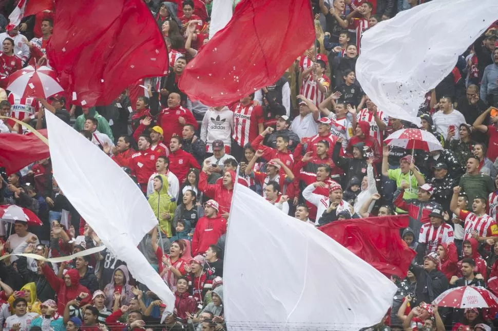 CANTANDO BAJO LA LLUVIA. Los “Cirujas” no dejaron de alentar al “Santo”, ni siquiera en esos momentos en los que se quedaba fuera de la lucha por el ascenso. LA GACETA / FOTOS DE JORGE OLMOS SGROSSO