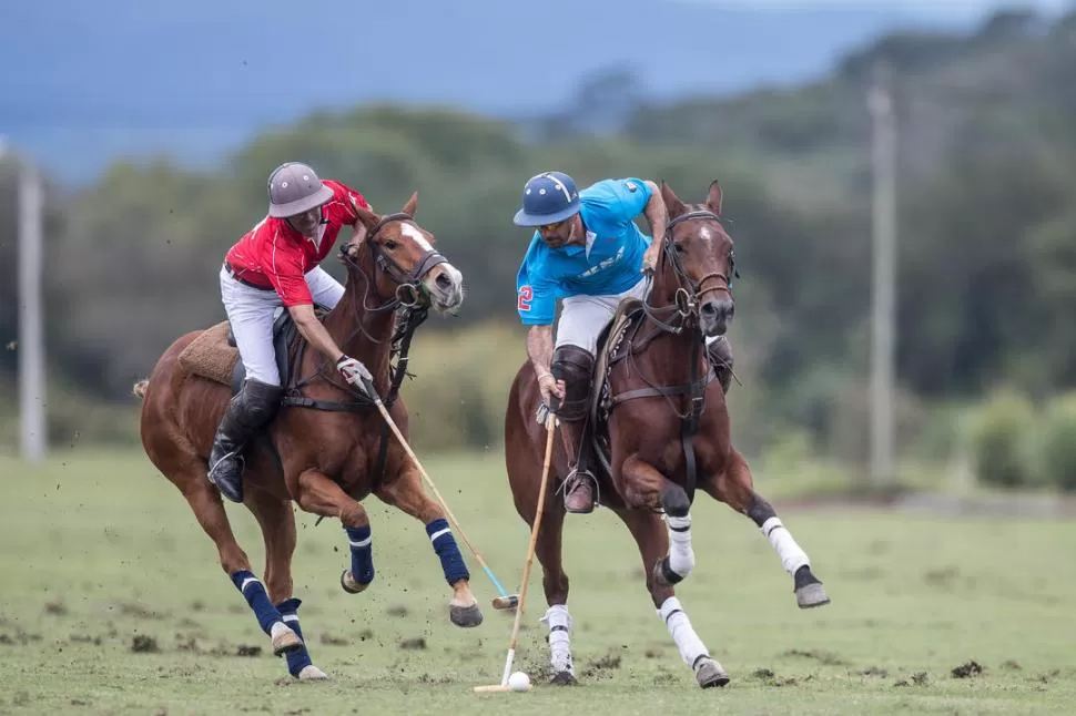 LUCHA POR LA BOCHA. Diego Araya, autor de siete goles para Tucumán Polo, trata de trabar ante la presencia de Martín Fiol, que anotó tres tantos para C9 Ersa. foto de matias callejo / asociación Argentina de Polo 