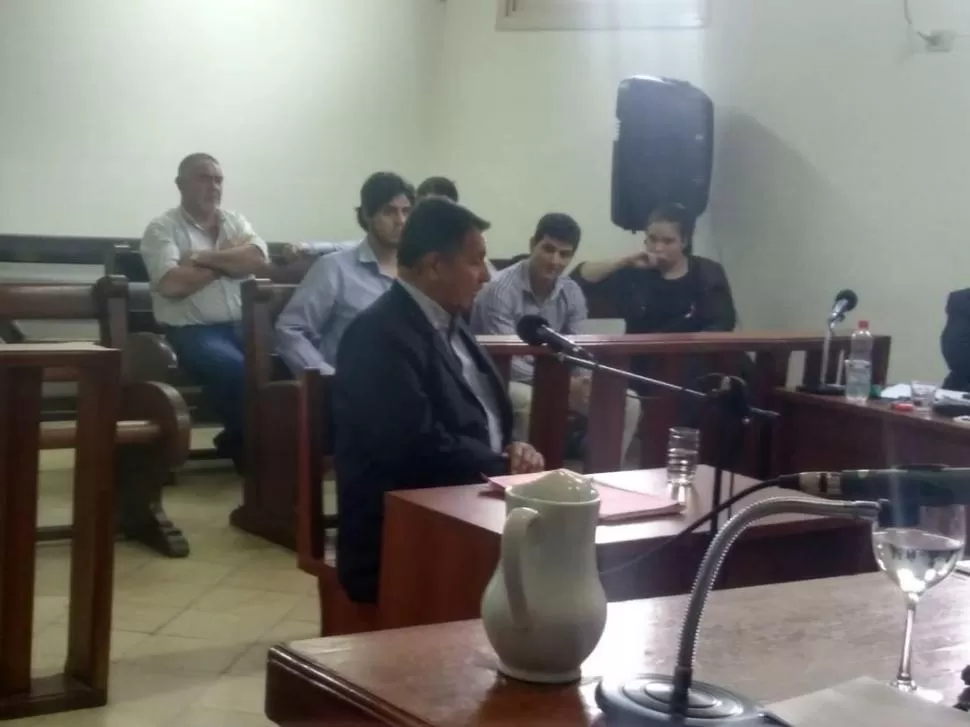 ANTE EL TRIBUNAL. El arquitecto Bianchi contesta las preguntas de la defensa, en la audiencia del viernes pasado, en la sede penal de Tribunales. direcc. de comunicación  pública de corte suprema de justicia de tucumán 