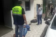 Dos presuntos rompevidrios fueron detenidos luego de pelearse con policías en barrio Sur