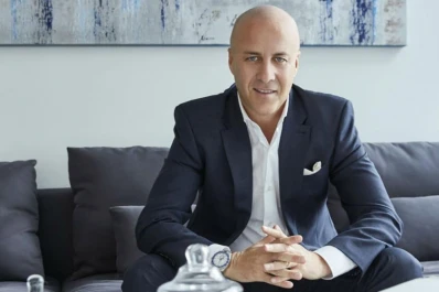 Regala una casa para familias pobres por cada departamento de alta gama que vende