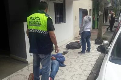 Dos presuntos rompevidrios fueron detenidos luego de pelearse con policías en barrio Sur