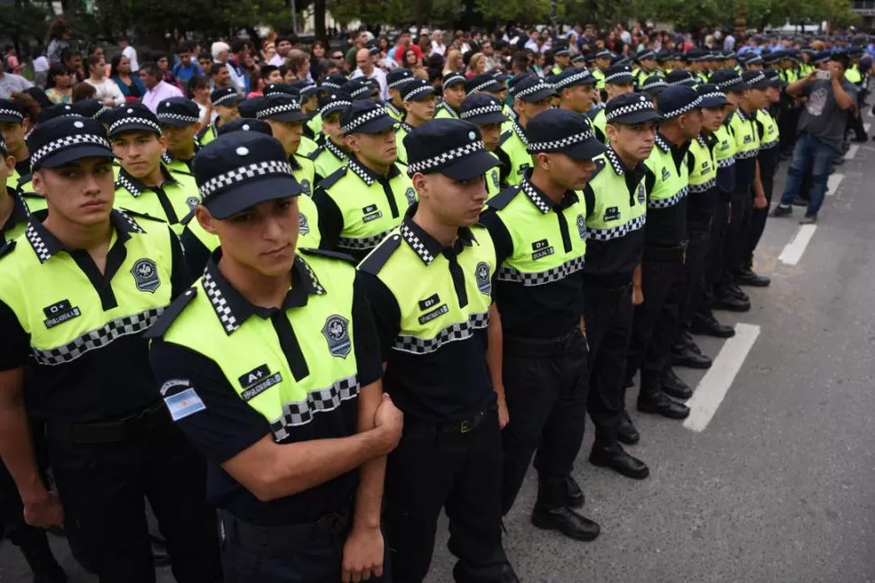 BIEN FORMADOS. Parte de los 100 agentes que ayer prestaron juramento. la gaceta / foto de diego aráoz