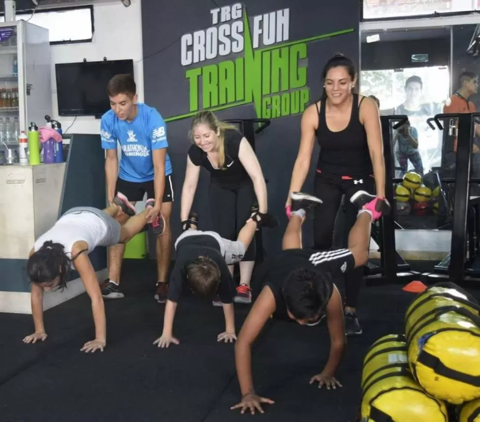ENTRE SONRISAS. Los ejercicios en parejas entre las madres y los hijos estimulan el buen estado de ánimo.  