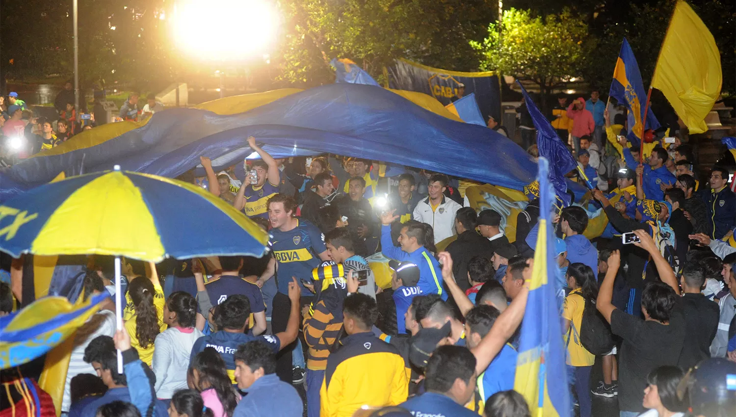 LOS HINCHAS DE BOCA CELEBRAN EN LA PLAZA INDEPENDENCIA (LA GACETA ANTONIO FERRONI)