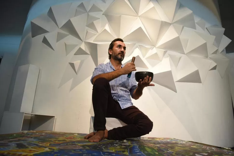 ESCENARIO DE SENSACIONES. Gustavo Escalante delante de las figuras geométricas tridimensionales sobre las que hará un mapping multisensorial. LA GACETA / FOTOS DE ANALÍA JARAMILLO.-