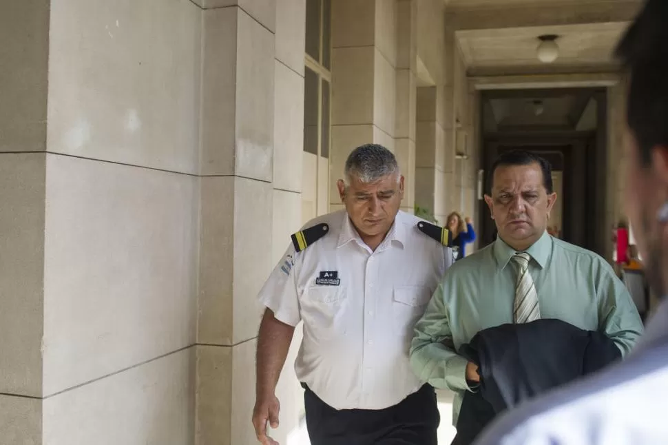 COMPLICADO. El testigo es retirado de la sala de juicio bajo custodia de la guardia policial del Palacio de Justicia. la gaceta / foto de jorge olmos sgrosso