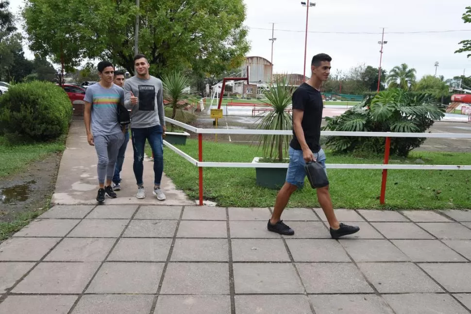 MANOS A LA OBRA. Gonzalo -derecha- llega a la práctica con Víctor Rodríguez. la gaceta / foto de DIEGO ARAOZ