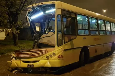 Chocaron un camión y un colectivo en Francisco de Aguirre al 1.900
