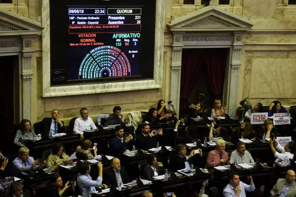La oposición da media sanción al freno al “tarifazo”