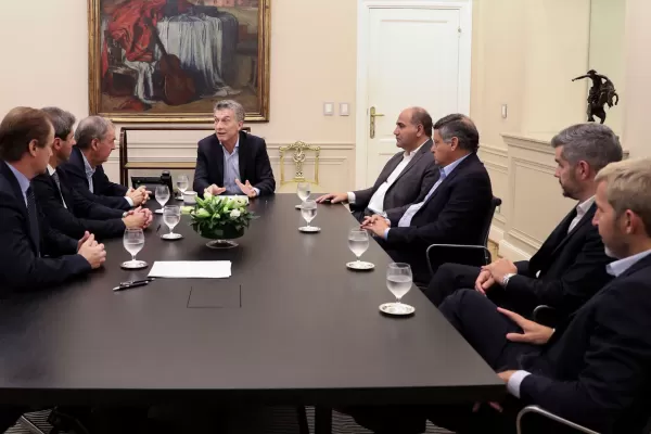 Manzur y otros cinco gobernadores peronistas se reunieron con Macri en medio de la negociación con el FMI