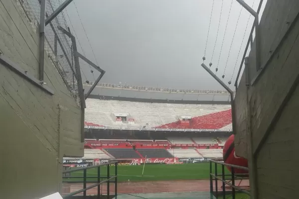 Por las fuertes lluvias se suspendió el partido entre River y Estudiantes
