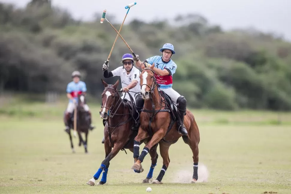 EN BUSCA DE LA BOCHA. Felipe Corroto, el goleador de Tapia Polo, lucha con Federico Pasquini en el duelo de los equipos tucumanos. foto de Matias Callejo / Asociación Argentina de Polo 