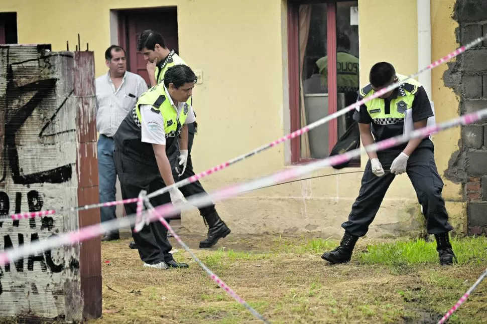 TOMANDO DATOS. Los policías trabajando en el lugar donde fue el hecho. la gaceta / foto de inés quinteros orio 