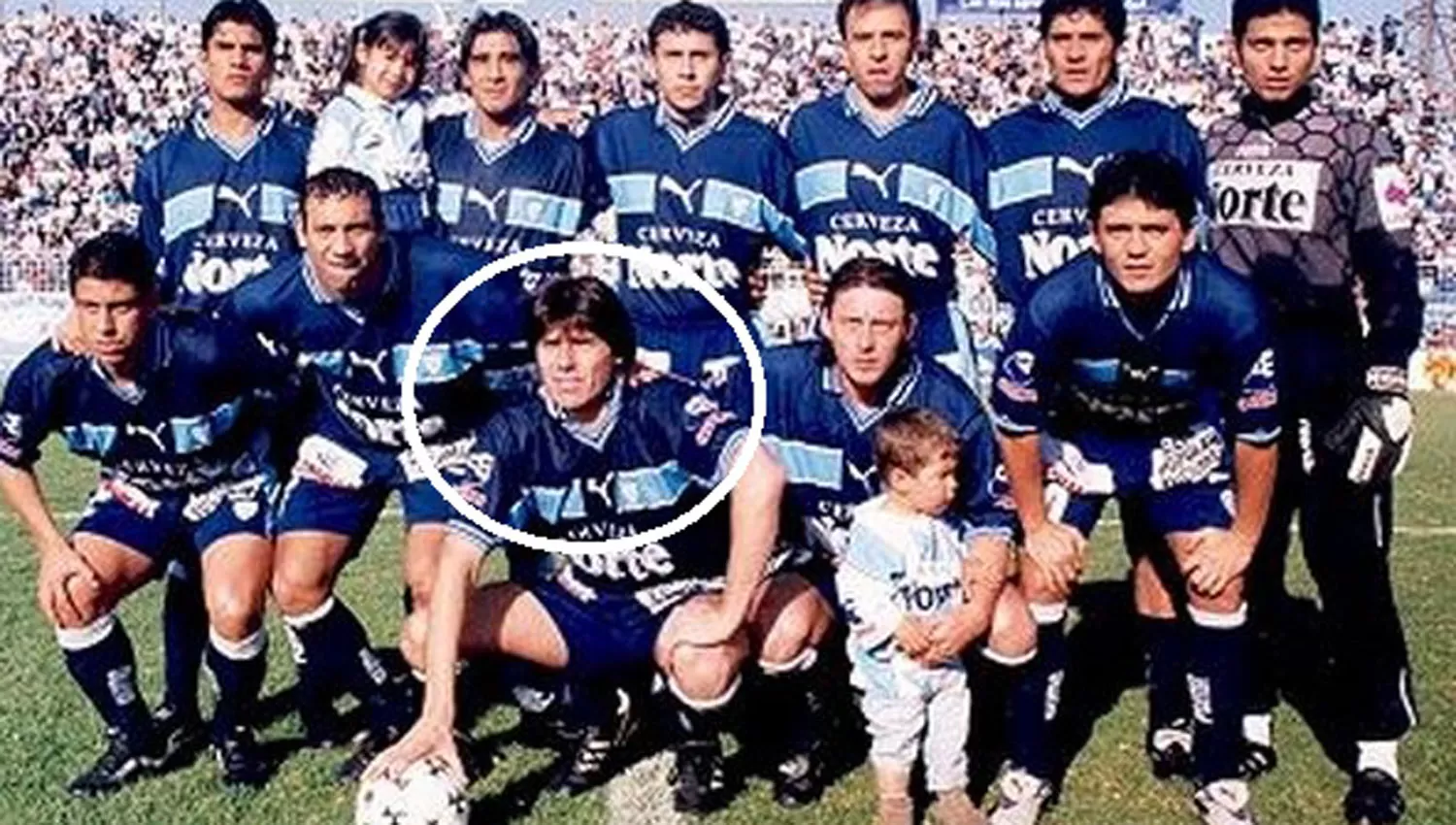 EN ATLÉTICO. Hugo Romeo Guerra, con la pelota en la mano, durante su paso por el Decano. FOTO TOMADA DE EN UNA BALDOSA