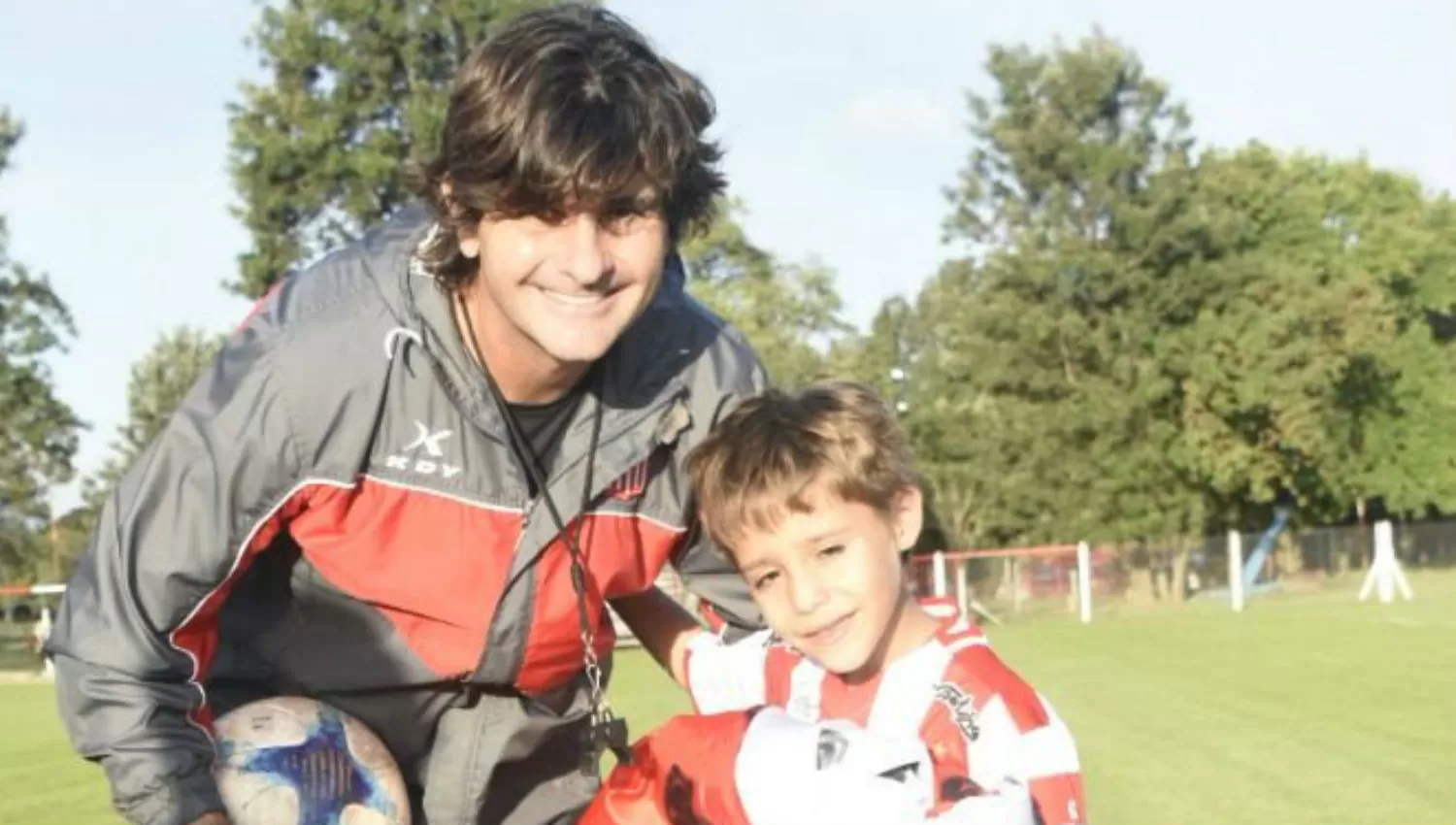 FELIZ. Ulises junto al técnico de San martín, Forestello. PRENSA SAN MARTÍN