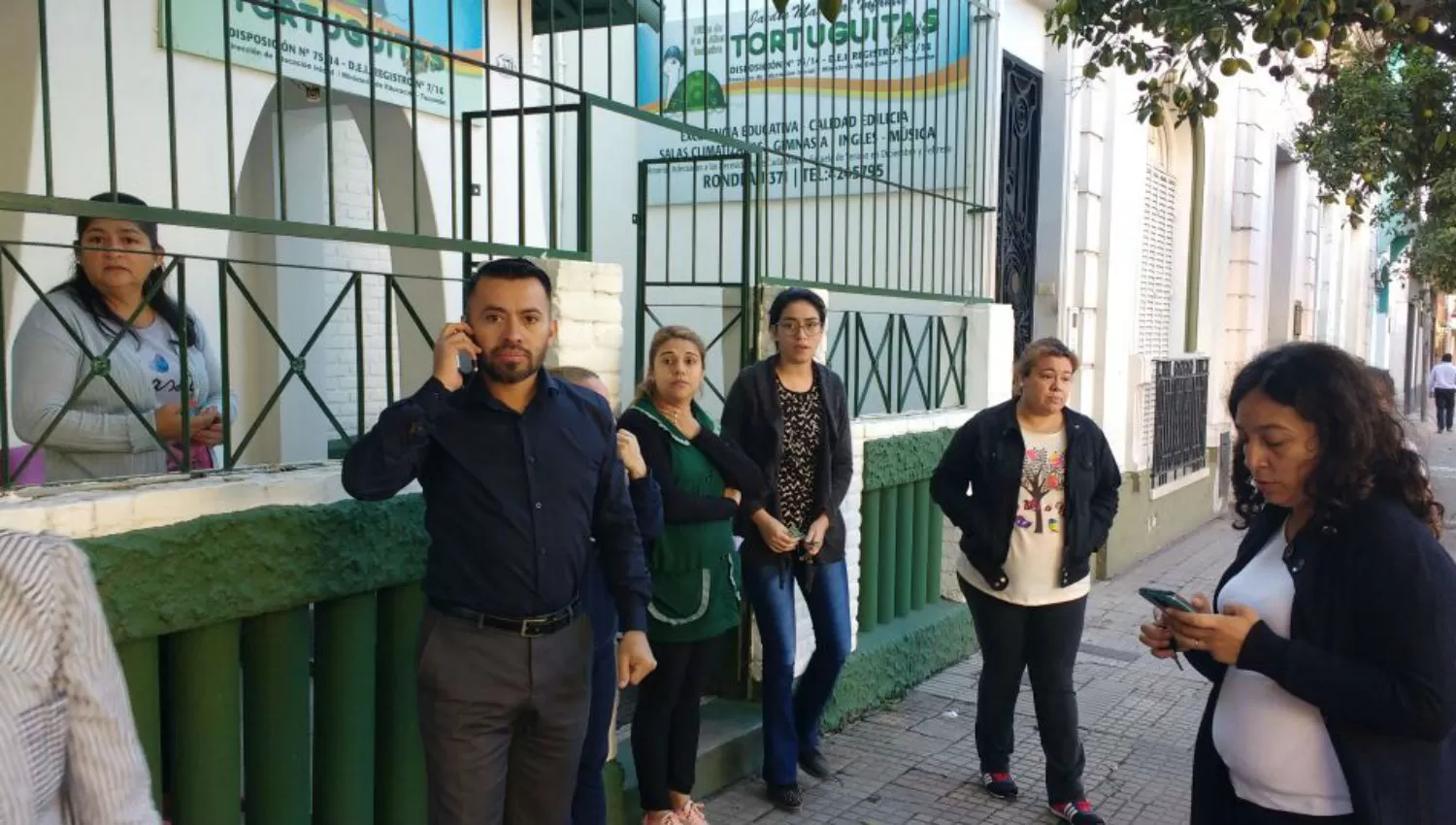 PREOCUPACIÓN. Momentos de desesperación se vivieron en la puerta de un jardín maternal. FOTO GENTILEZA ANA CATELLA