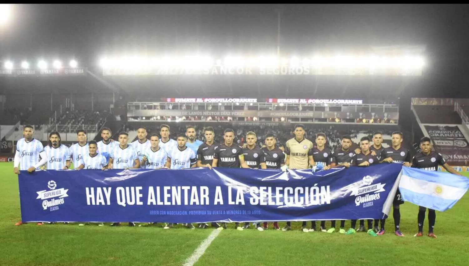 LOS PLANTELES DE ATLÉTICO Y LANÚS LE DEJARON UN MENSAJE A LA SELECCIÓN ARGENTINA (@ATOficial)