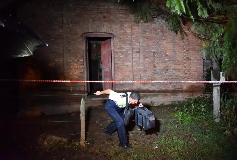 DOLOROSA ESCENA. Los Bomberos retiran los cuerpos de los pequeños, que fueron asesinados mientras dormían, para someterlos a una autopsia. la gaceta / foto de osvaldo ripoll 