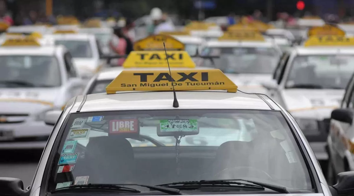 TAXISTA PODRÍAN COBRAR CON DÉBITO. LA GACETA/ ANALÍA JARAMILLO