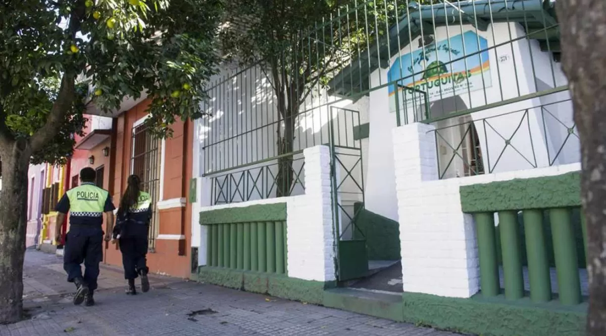 EL LUGAR. El robo del vehículo en el que se encontraba el menor alteró la jornada en el jardín maternal que está ubicado en barrio Sur. la gaceta / FOTO DE JORGE OLMOS SGROSSO