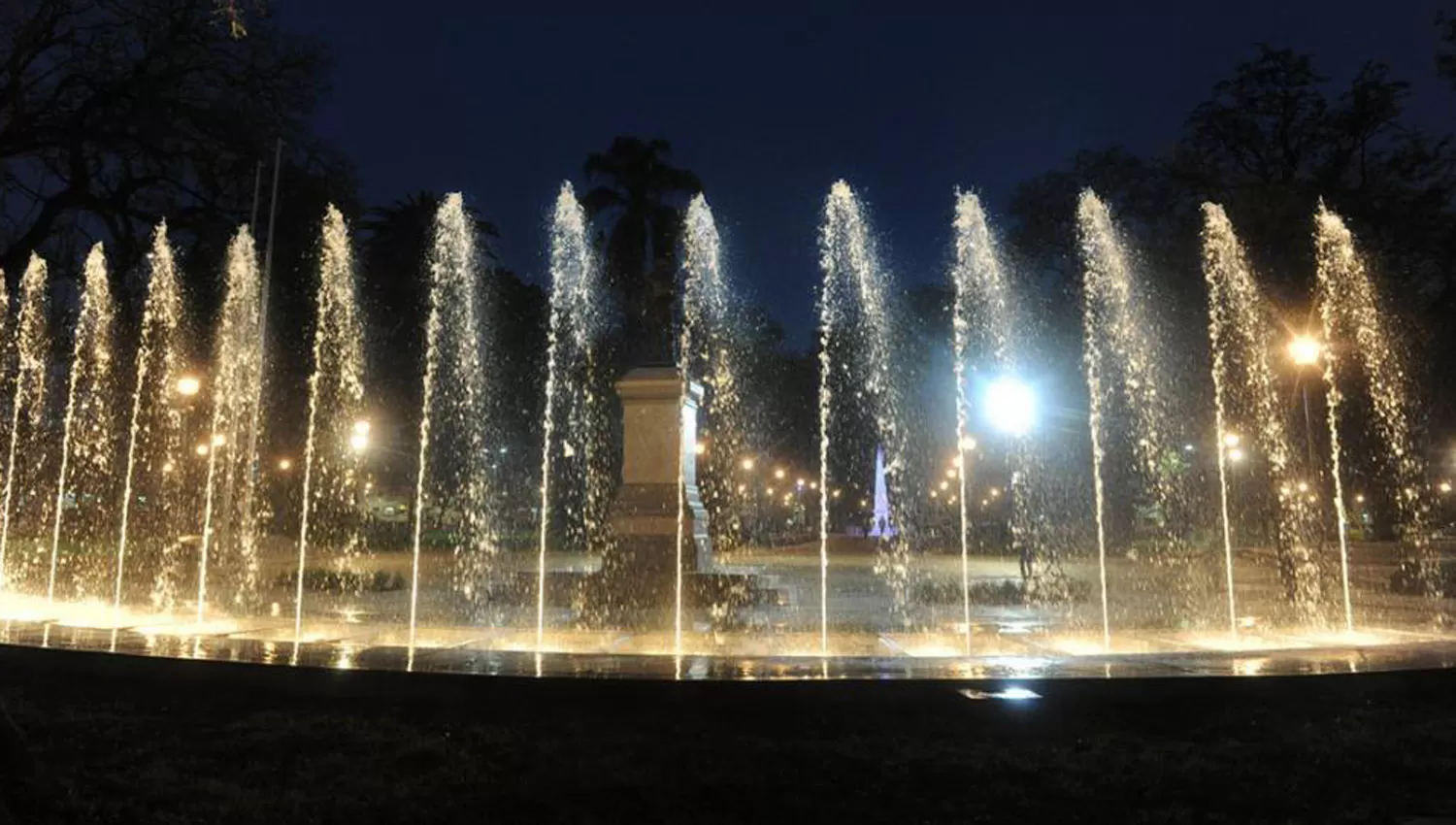 PLAZA BELGRANO. El monumento del prócer se encuentra en este paseo de Barrio Sur. ARCHIVO