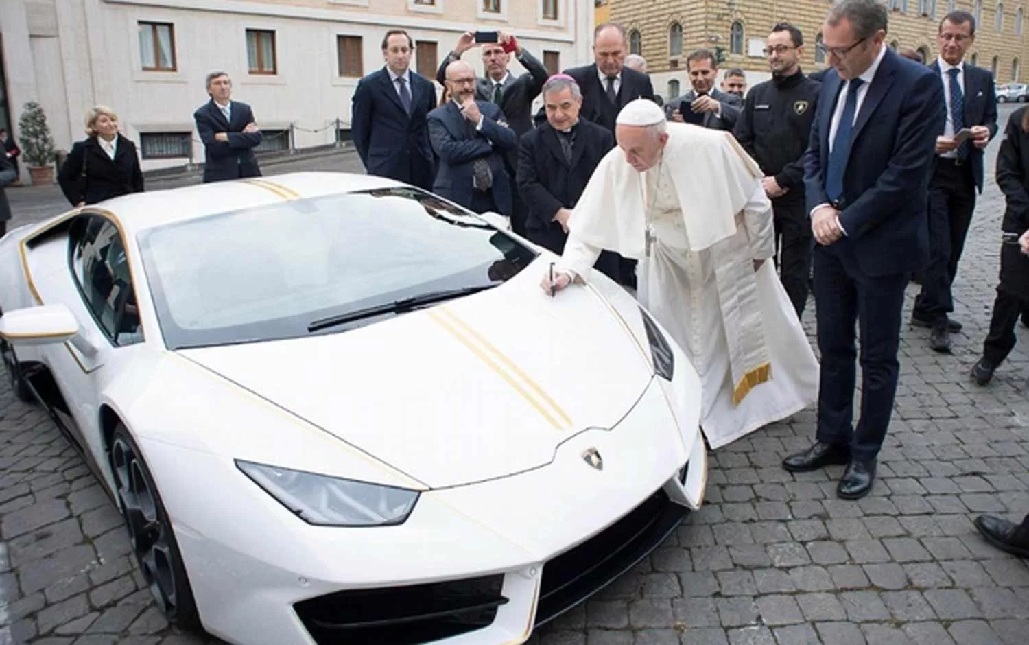 LAMBORGHINI PAPAL. El auto fue bendecido y firmado por Francisco antes de la subasta. FOTO TOMADA DE CADENA3.COM