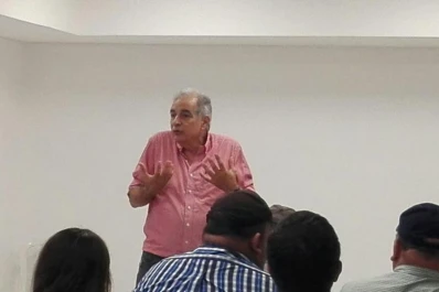 Cría a campo, comiendo gramíneas perennes estivales