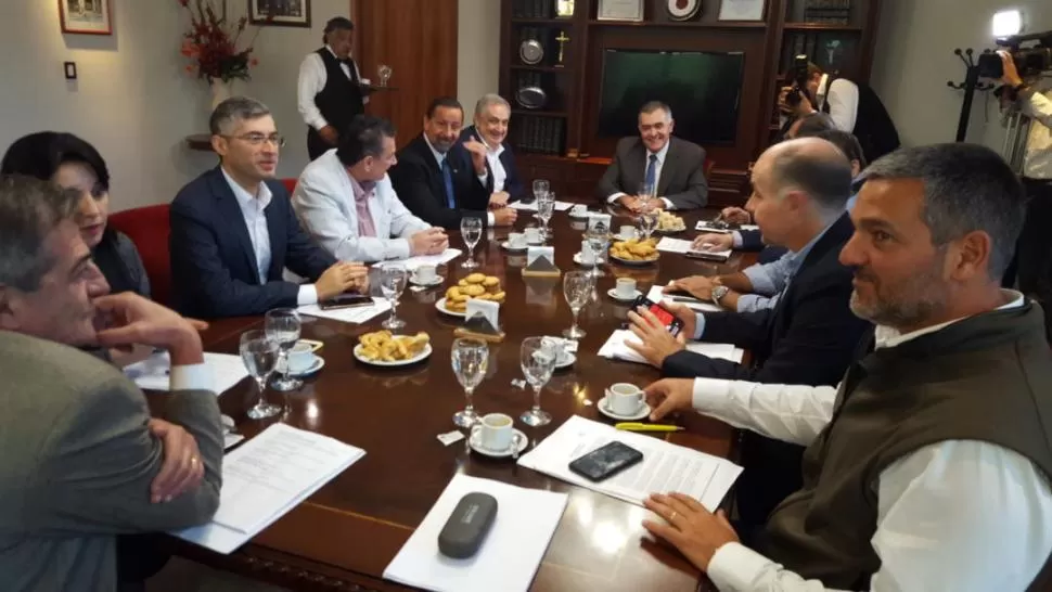 A SESIÓN. Autoridades legislativas se reunieron en Labor Parlamentaria, presidida por Jaldo (a la cabecera de la mesa), y analizaron la emergencia en transporte. Prensa H. Legislatura