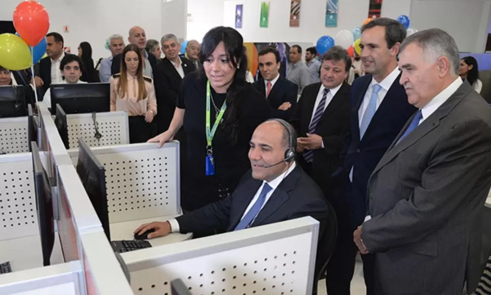 EN UN CALL CENTER. Manzur pidió al presidente de la compañía privada que genere más puestos. Se trata de una actividad con eximición impositiva. comunicaciontucuman.gob.ar