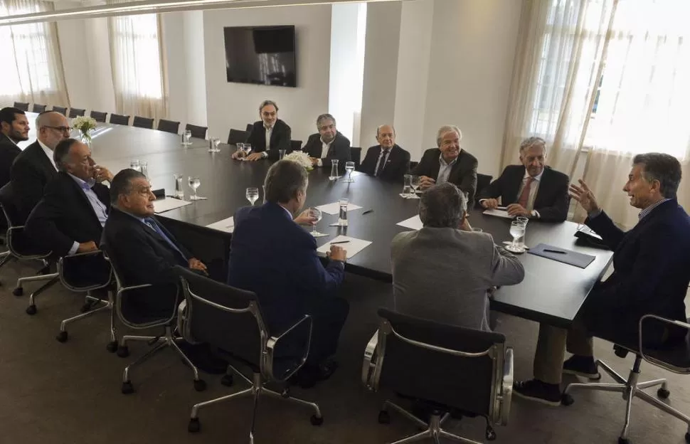 EXPLICACIONES OFICIALES. El presidente Macri respondió a todas las consultas de los hombres de negocio invitados a la reunión en Olivos. Luego, el Gobierno salió a remarcar el apoyo de este sector a las gestiones para financiarse. TÉLAM