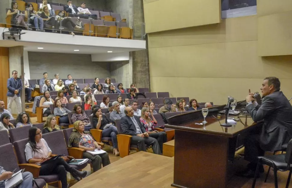 DISERTACIÓN.  Julio Armando Grisolía, magistrado laboralista y académico porteño, expone ayer en el auditorio del Colegio de Abogados de la Capital. foto de Marco ALbornoz