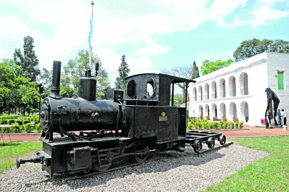 EN EL PARQUE. La máquina a vapor que servía para llevar la caña de azúcar, en la Casa del Obispo Colombres. LA GACETA / FOTOS DE FRANCO VERA.- 