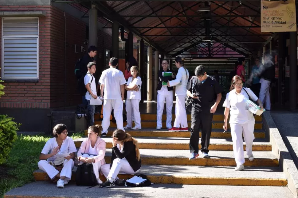 MIEDO. Los estudiantes de Odontología tienen temor de denunciar formalmente a la cátedra de Anatomía. LA GACETA / FOTO DE INÉS QUINTEROS ORIO 