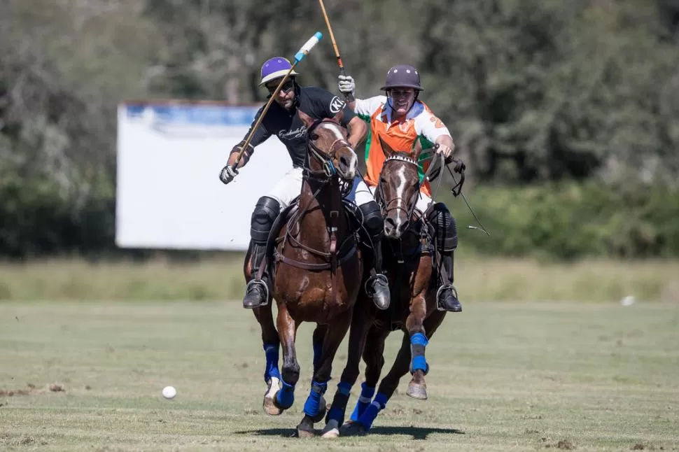 PELEADO. Un jugador de Tapia Polo (izquierda) va con ímpetu a pelear la pelota. Foto de Matías Callejo / Asociación Argentina de Polo