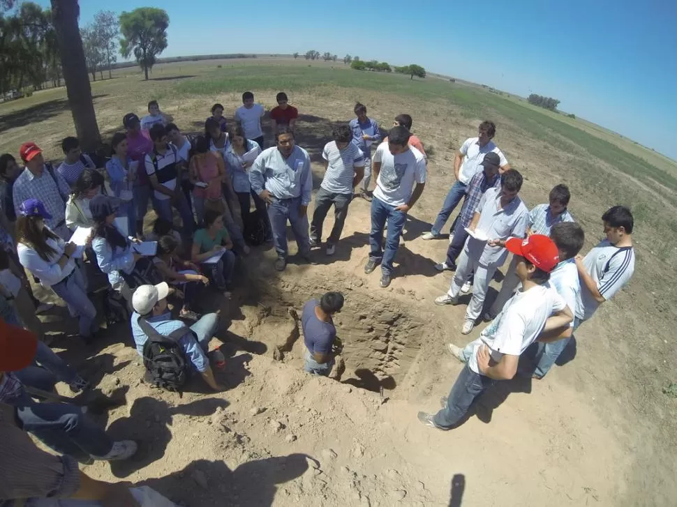 TRABAJO A CAMPO. Durante el Congreso Argentino se realizará una gira edafológica, con la finalidad de analizar en el terreno los distintos tipos de suelos y su vinculación con el paisaje circundante. GENTILEZA EEAOC