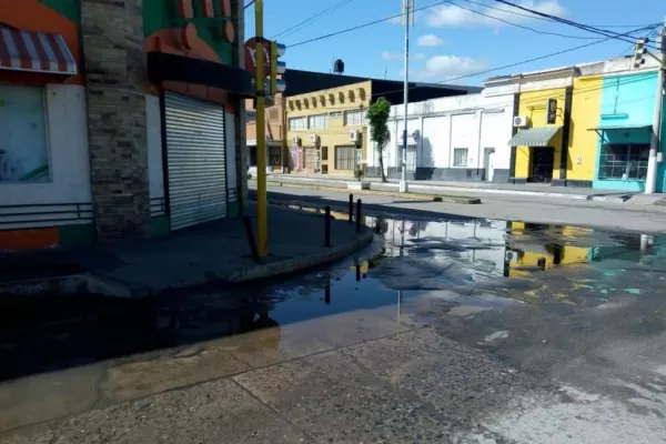 Agua estancada en una esquina de la ciudad de Famaillá