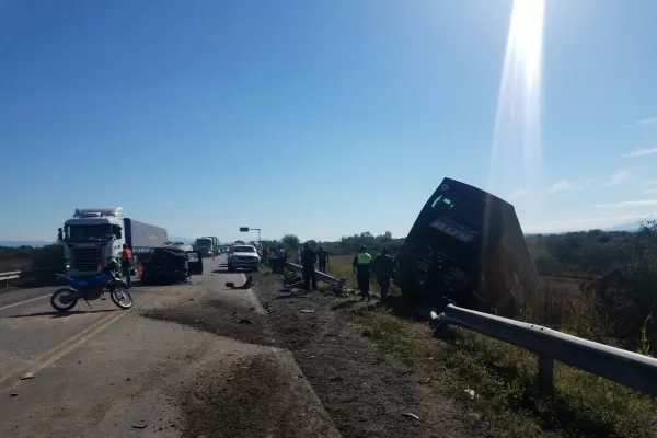 Impactante choque entre una camioneta, un camión y un ómnibus de larga distancia