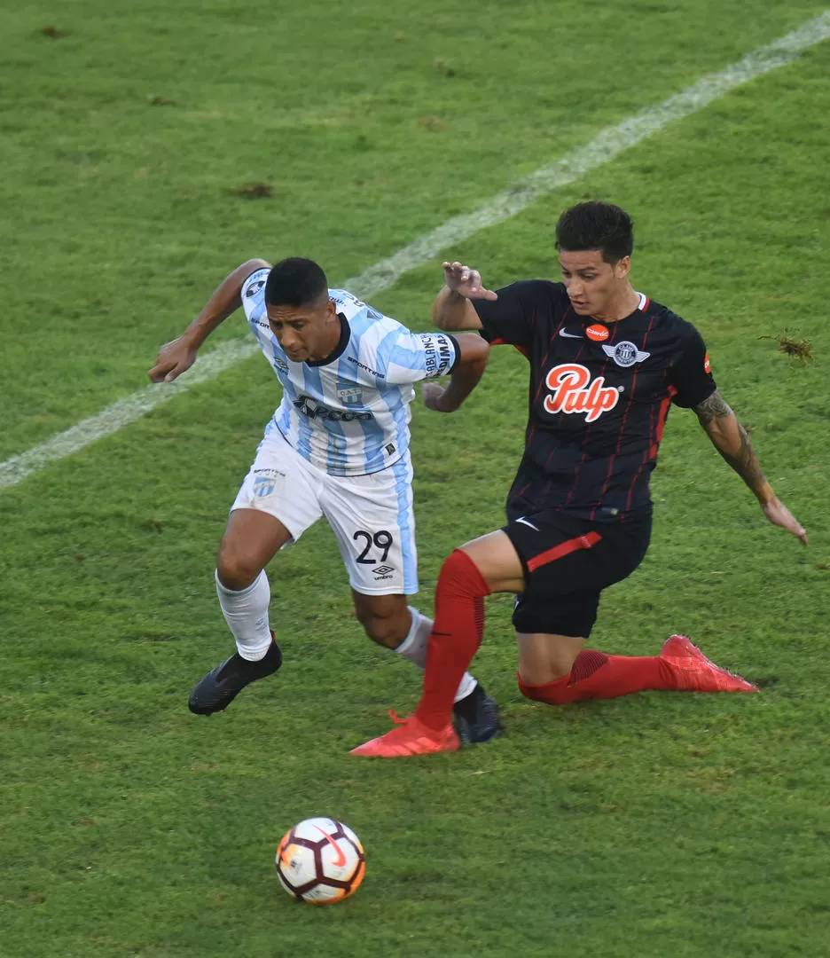 MAL RECUERDO. Aliendro escapa a la marca de Danilo Santacruz, en el partido que perdió Atlético ante Libertad, en marzo. la gaceta / foto de Osvaldo Ripoll (archivo)