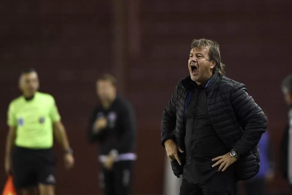 A LOS GRITOS. El “Ruso” exige la garganta durante el partido contra Lanús, el último viernes en Buenos Aires. El entrenador quiere llevar a Atlético a los octavos de final de la Copa Libertadores.  foto de ignacio izaguirre (especial para la gaceta) 