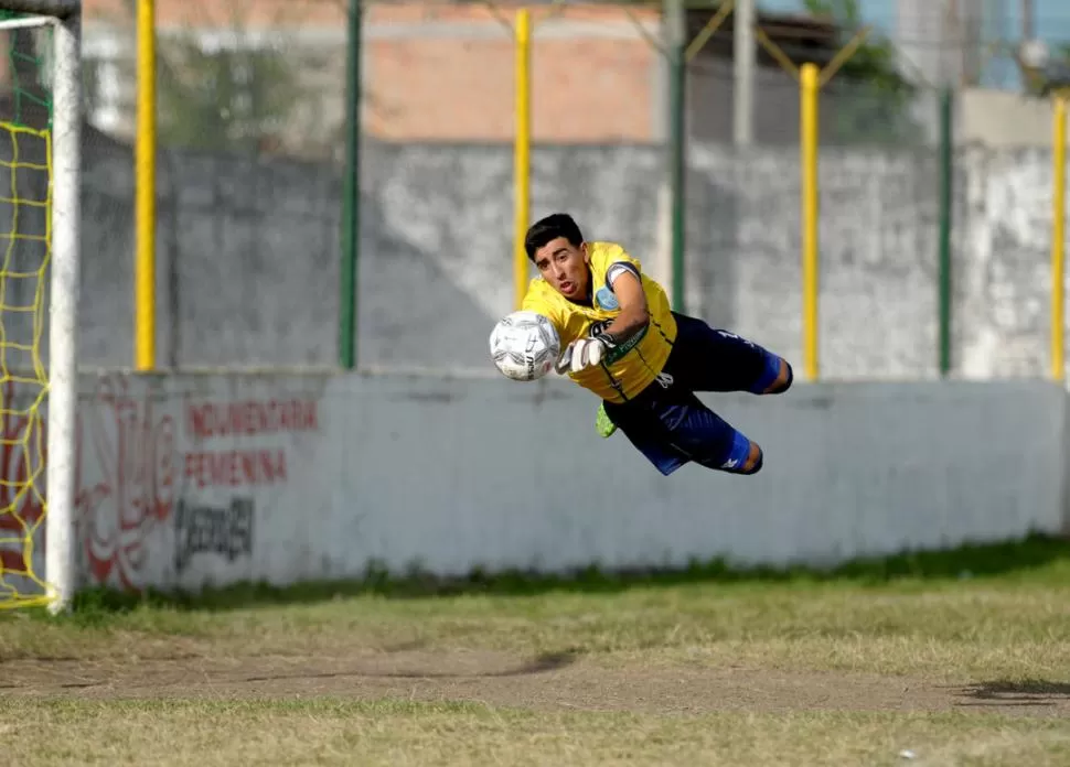 VUELA. El arquero Leandro Torres de Atlético Concepción anduvo bien. la gaceta / foto de franco vera