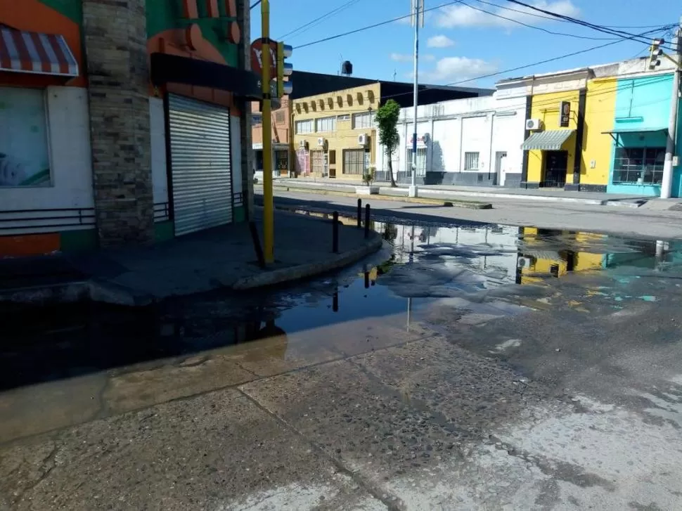 Agua estancada en una esquina de la ciudad de Famaillá