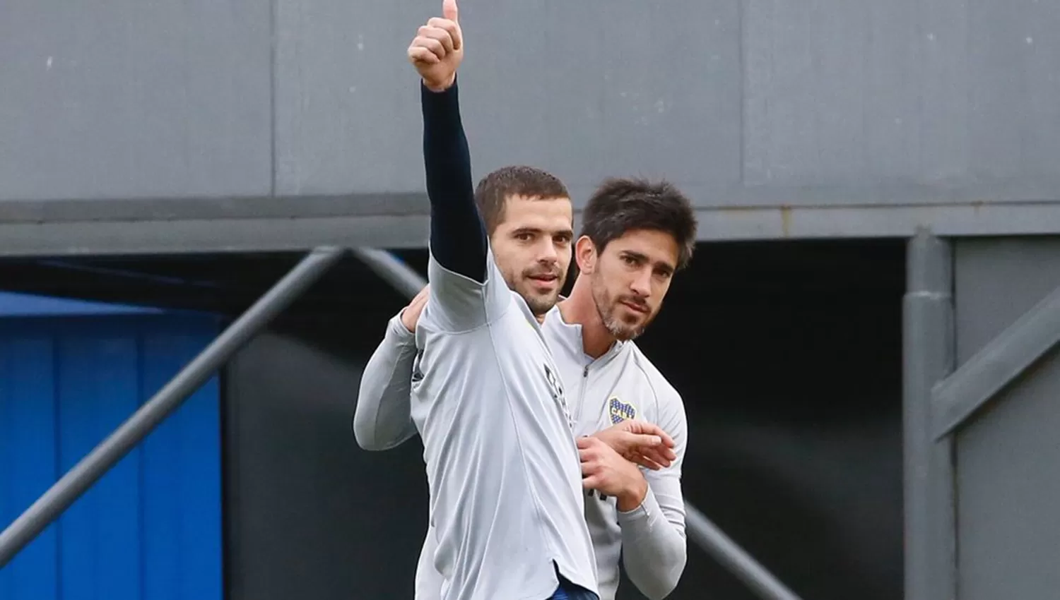 Fernando Gago, junto a Pablo Pérez, en la prátic xeneize de hoy.
FOTO TOMADA DE PRENSA CLUB ATLÉTICO BOCA JUNIORS