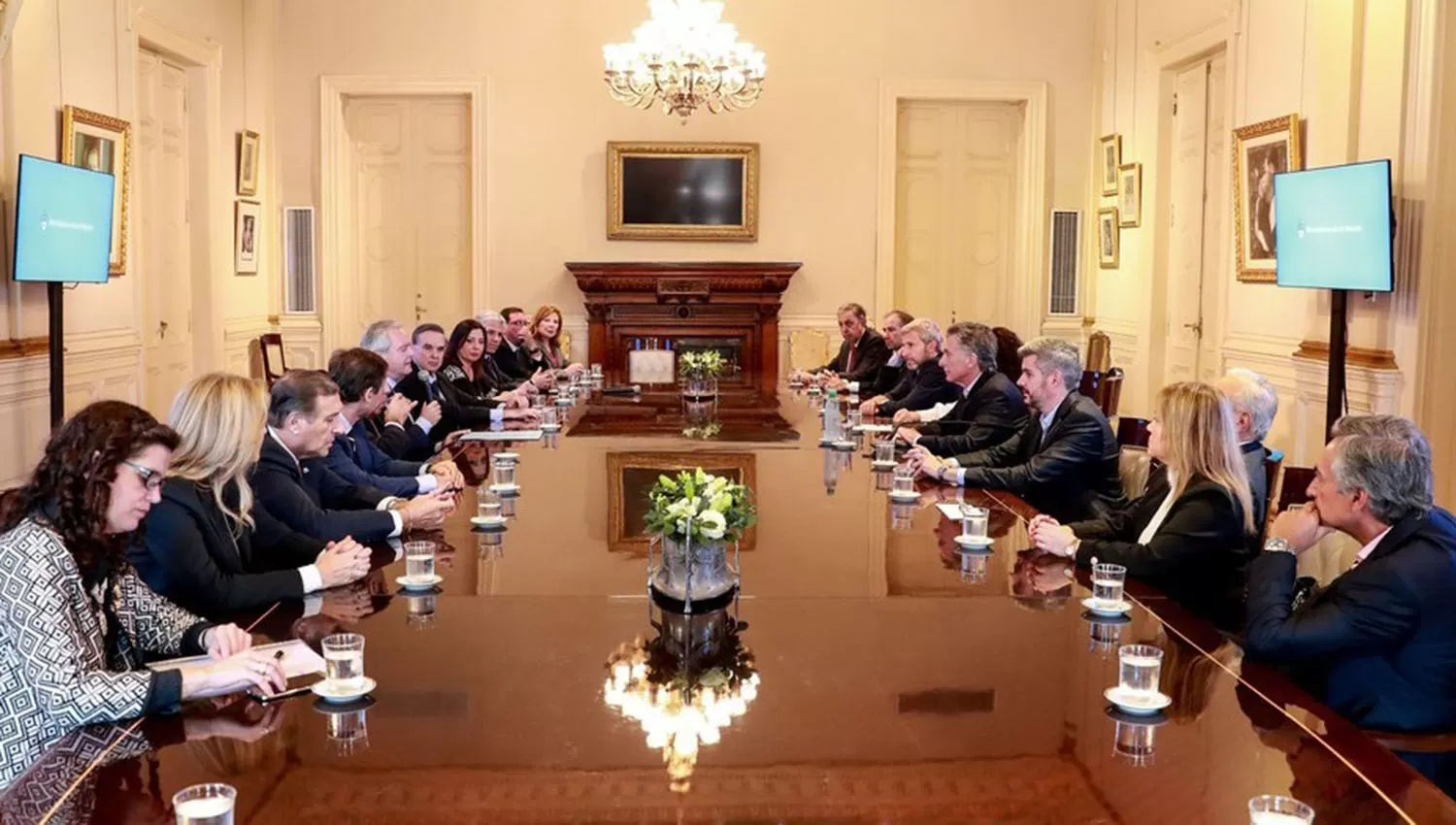 Mauricio Macri recibió este lunes, en la Casa Rosada, a referentes de diferentes bloques del Senado. FOTO TOMADA DE CLARIN.COM